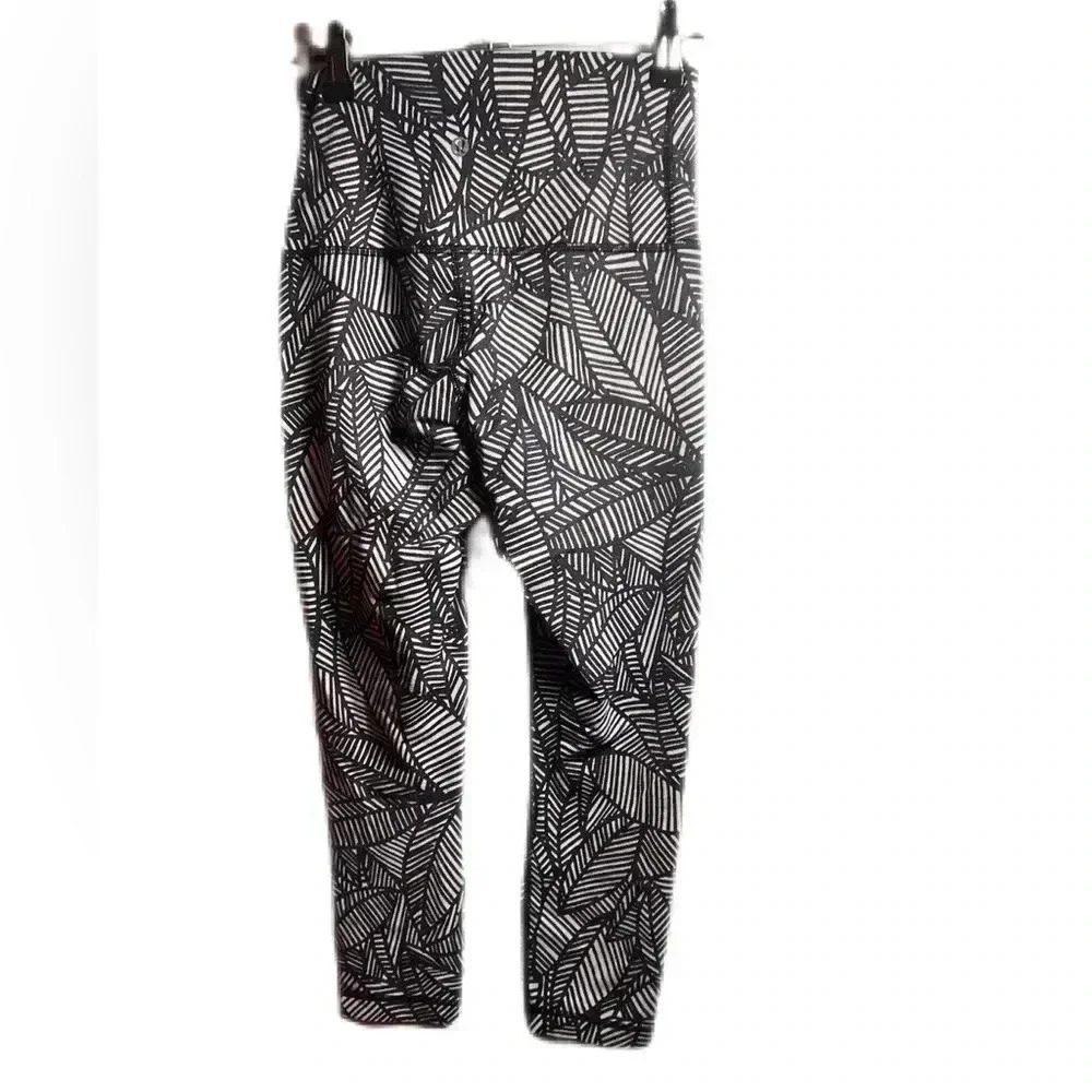 Lululemon wunder under  black white athletic casual banana leaf crop legging 4 - Picture 3 of 3